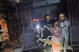 Hà Nội: Cứu hai người trong đám cháy lúc rạng sáng