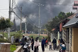 Kho xưởng bốc cháy, cột khói cao hàng chục mét