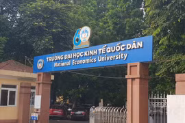 Người bị trường giữ bằng tốt nghiệp 30 năm yêu cầu bồi thường gì?