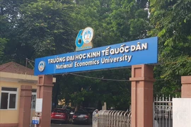 Người bị trường giữ bằng tốt nghiệp 30 năm yêu cầu bồi thường gì?