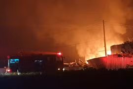 Xe chở gas bốc cháy lan sang nhà xưởng, 3 người bị thương