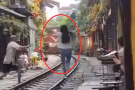 Khách lao ra đường ray khi tàu đang đến, chủ quán bị xử phạt