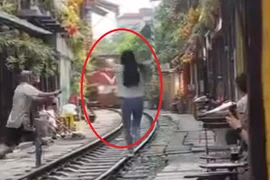 Khách lao ra đường ray khi tàu đang đến, chủ quán bị xử phạt