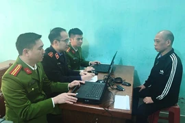 Bắt tạm giam đối tượng chửi bới, đấm vào mặt công an phường