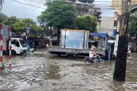 Mưa lớn kéo dài, nhiều tuyến đường ở Hà Nội bị ngập sâu