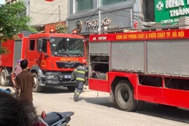 Cháy nhà 5 tầng trên phố Hà Nội khiến nhiều người hoảng loạn