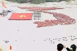 Độc đáo Bộ ảnh cưới bên Lễ Thượng cờ Tiền Phong Marathon 2024