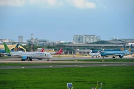 Cao điểm du lịch, hàng không vẫn ế khách vì giá cao