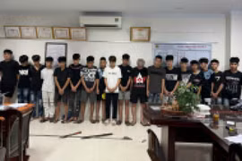 Hà Nội: Bênh bạn gái, nhóm đối tượng mang hung khí đi tim đối thủ