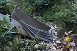 Lào Cai: Xe tải lao xuống vực làm 3 người trên xe bị thương