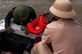 Kịp thời cứu hai vợ chồng bị đắm thuyền trên sông Hồng