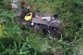 Xe tải rơi xuống vực sâu khiến 2 người bị thương ở Lào Cai