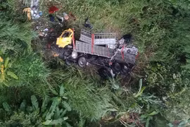 Xe tải rơi xuống vực sâu khiến 2 người bị thương ở Lào Cai