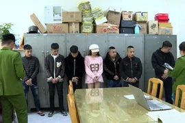 Gặp nhau tại đám cưới, nhóm nam nữ rủ về nhà để “thác loạn“