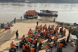 Dừng phà quân sự từ trưa nay để lắp lại cầu phao Phong Châu