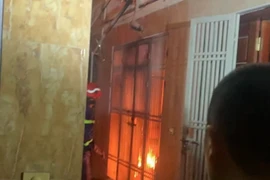 Hà Nội: Cháy nhà 5 tầng lúc rạng sáng, 1 người được cứu thoát 