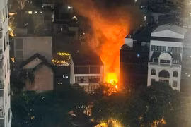 Cháy quán ăn ở Hà Nội, nhiều người hoảng loạn tháo chạy