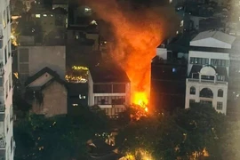 Cháy quán ăn ở Hà Nội, nhiều người hoảng loạn tháo chạy