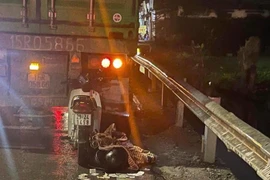 Hà Nội: Xe máy tông thẳng vào đuôi container, một người tử vong