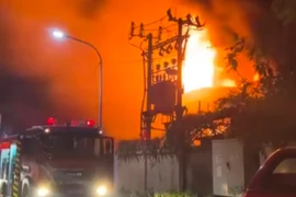 Hà Nội: Cháy lớn giữa đêm ở xưởng may mặc 