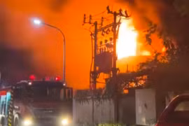 Hà Nội: Cháy lớn giữa đêm ở xưởng may mặc 