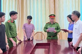 Bắt tạm giam đối tượng lừa chạy bệnh án cho người khuyết tật