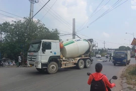 Hà Nội: Xe đạp va chạm với ô tô bồn, bé gái tử vong