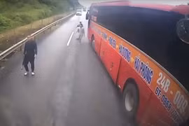 Lào Cai: Triệu tập 3 người chặn đầu ô tô hành hung tài xế