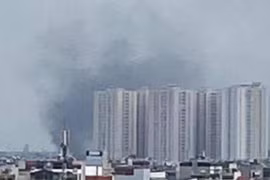 Nổ bình gas, cột khói bốc cao nghi ngút ở Hà Nội