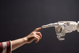 Xúc giác nhân tạo giúp robot nhạy cảm như con người 