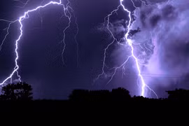 Hà Nội: 4 học sinh bị sét đánh, 1 em tử vong