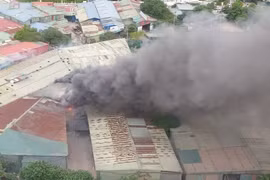 Cháy kho xưởng trên phố Hà Nội, cột khói bốc cao nghi ngút