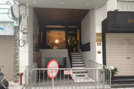 Sập mái kính nhà cao tầng ở Hà Nội, 2 người tử vong