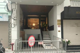 Sập mái kính nhà cao tầng ở Hà Nội, 2 người tử vong