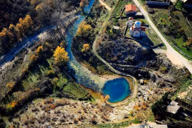 Điều gì đặc biệt ở hồ "Mắt rồng" khiến du khách mê mệt?