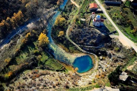 Điều gì đặc biệt ở hồ "Mắt rồng" khiến du khách mê mệt?