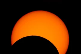 Đừng chụp ảnh nhật thực bằng iPhone, camera có thể sẽ bị cháy