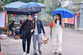 Tấp nập check-in áo dài Tết ở làng cổ Đường Lâm