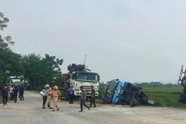 Xe buýt lật xuống ven đường sau va chạm, 3 người bị thương