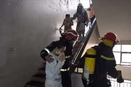 Giải cứu 10 người thoát nạn trong vụ cháy chung cư ở Hà Nội