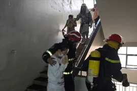 Giải cứu 10 người thoát nạn trong vụ cháy chung cư ở Hà Nội