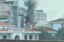 Hà Nội: Cháy nhà nghỉ 5 tầng, cột khói bốc cao hàng chục mét