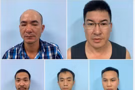 Hà Nội: Bắt 6 con bạc đang sát phạt nhau trong chợ hoa Quảng An