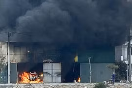 Hà Nội: Gara bốc cháy ngùn ngụt, một ô tô bị thiêu rụi