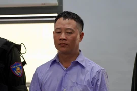 Người đàn ông ra đầu thú sau hơn 1 năm trốn truy nã