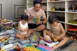 Cường Đô La chuẩn chồng người ta khi giữ con cho vợ đi "quẩy"