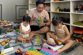 Cường Đô La chuẩn chồng người ta khi giữ con cho vợ đi "quẩy"