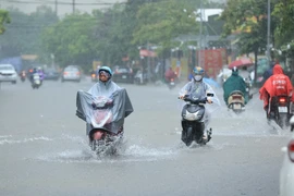 Nguyên nhân xảy ra mưa lớn “đường hóa thành sông” ở Hà Nội