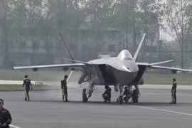J-20 Trung Quốc chính thức được trực chiến