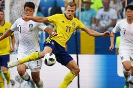 Tổng thống Moon Jae-in thăm Nga, ra sân cổ vũ đội tuyển Hàn Quốc 